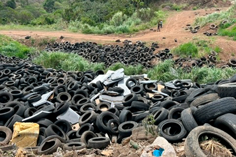 Llantas-expuestas-en-Cerro-Paracón Llantas semi-enterradas en Cerro Patacón
