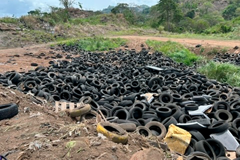 Llantas-expuestas-en-el-vertedero-de-Cerro-Patacón-en-Panamá Llantas expuestas en Cerro Patacón