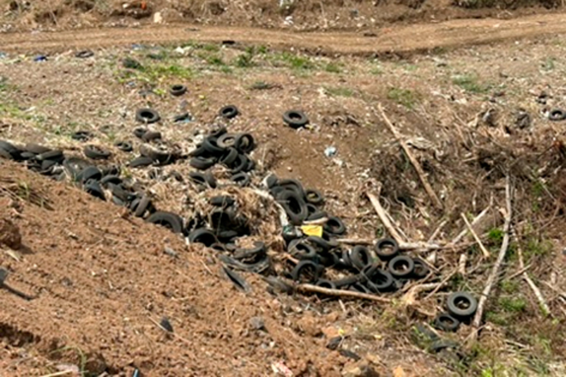 Llantas-semi-enterradas-en-Cerro-Patacón Llantas expuestas en el vertedero de Cerro Patacón en Panamá